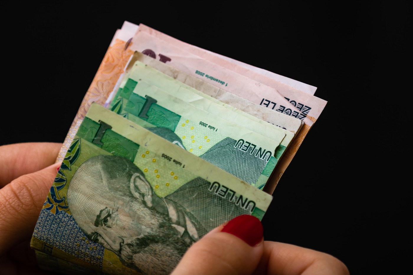 Persoană cu handicap mediu primind sprijin financiar