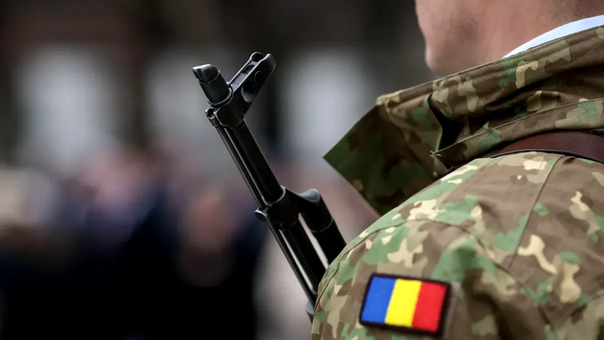 Militar român în uniformă de ceremonie