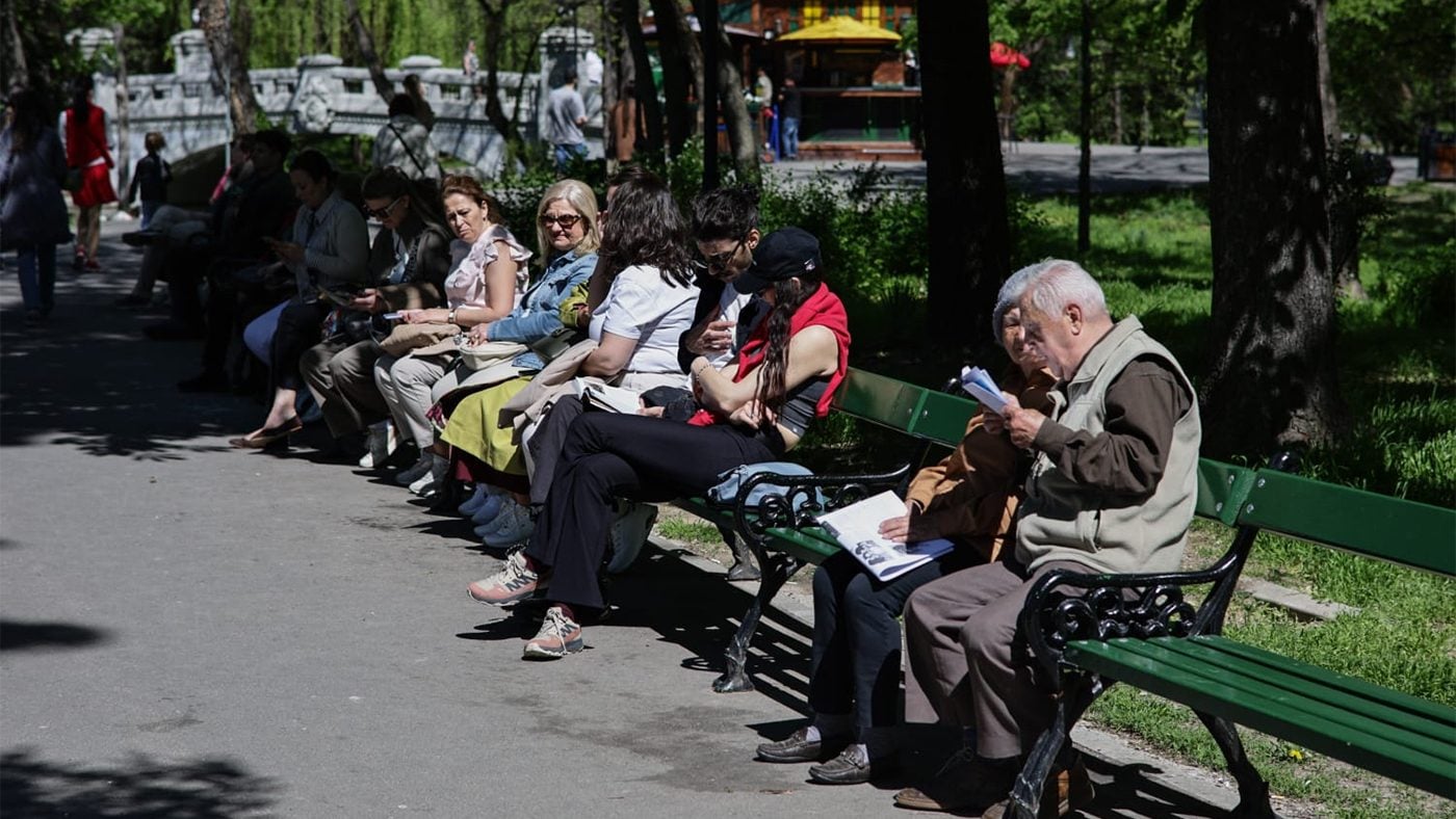 Pensionar român cu venituri mici primind ajutoare sociale în 2026