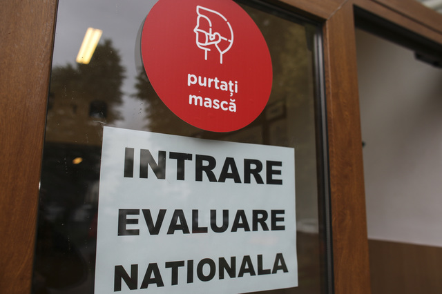 Elevi în timpul examenului de Evaluare Națională