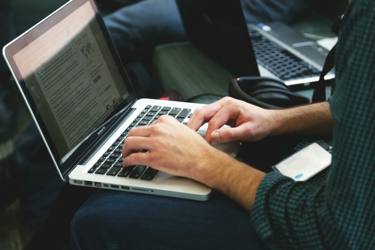 Grafic Eurostat despre expunerea tinerilor la mesaje ostile online