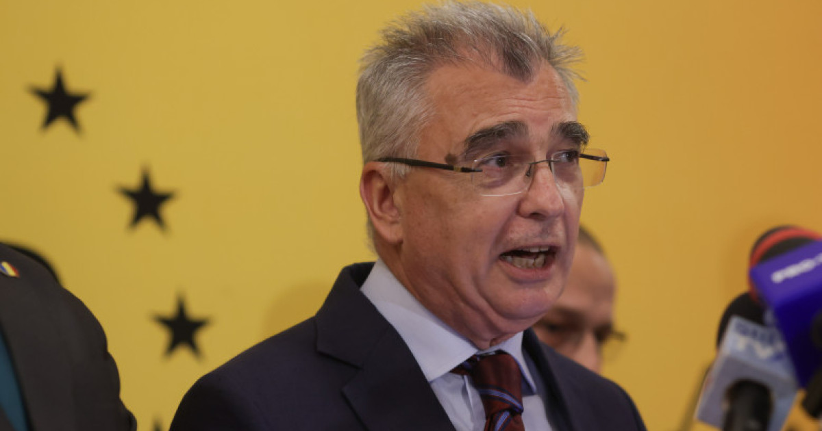 Petrișor Peiu, liderul senatorilor AUR, vorbind la o conferință de presă