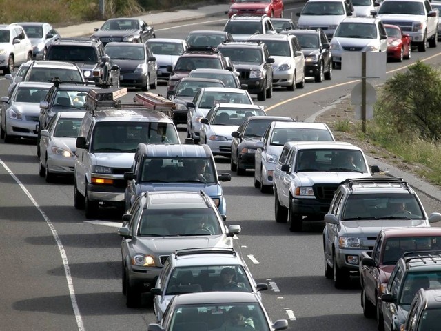 Mașini parcate pe o stradă din SUA
