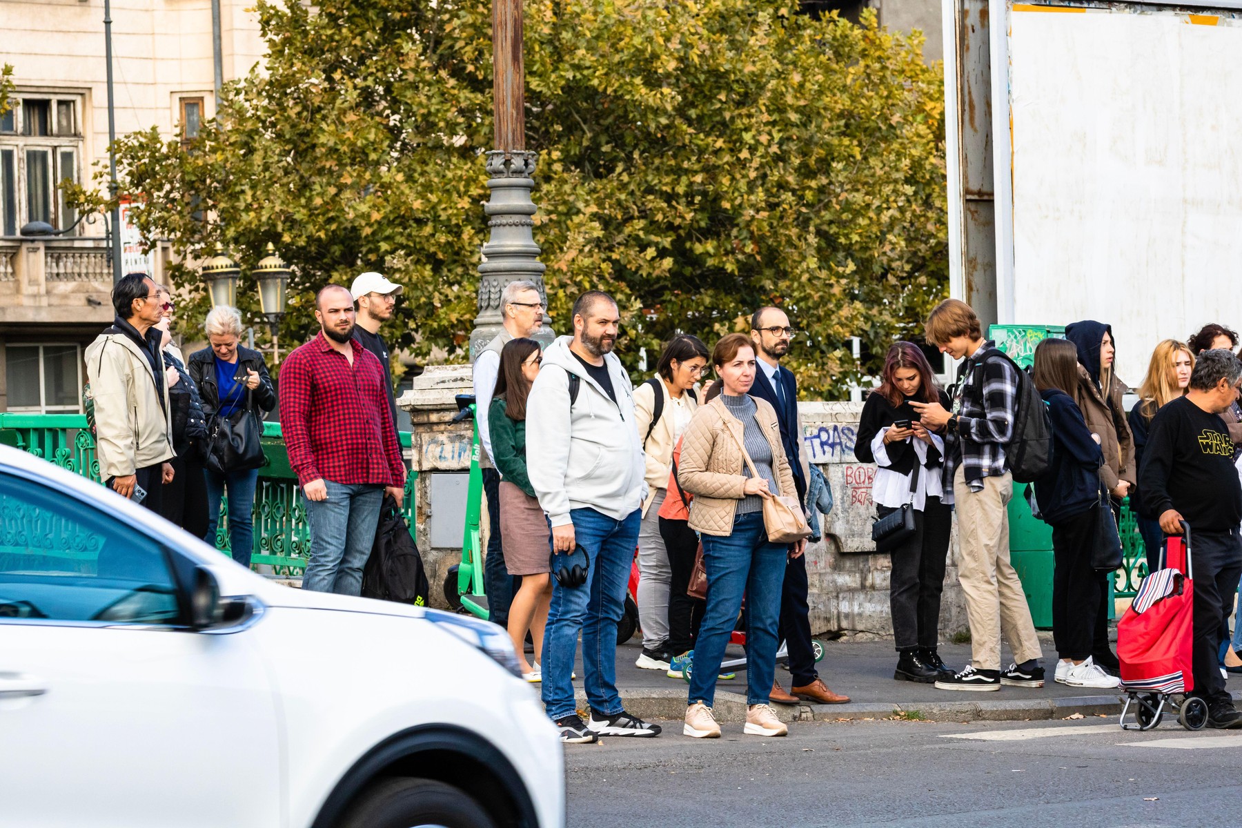 Grafic cu rata sărăciei în România pe categorii de vârstă și educație