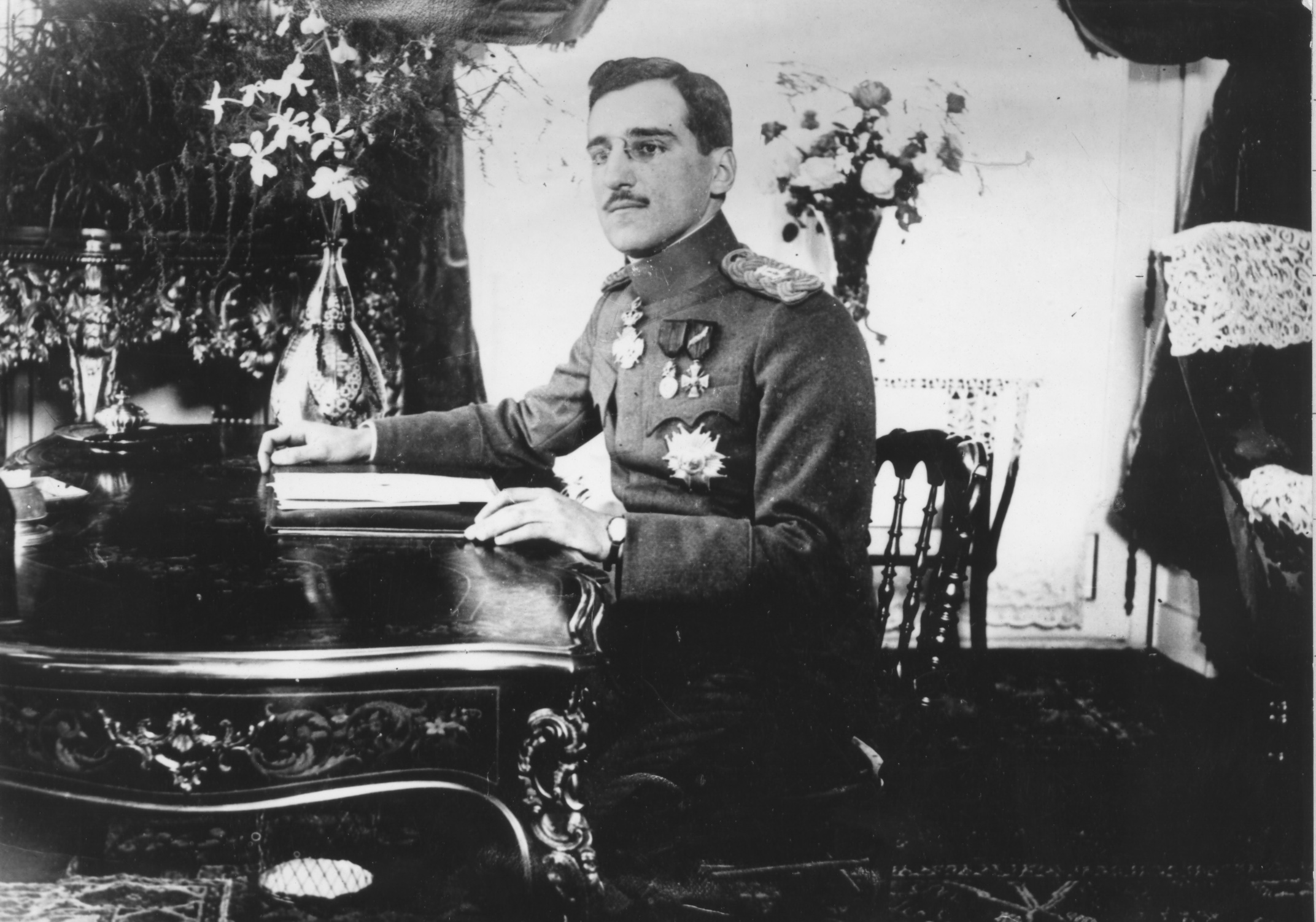 Placă memorială pentru Alexandar Karađorđević, amplasată pe fațada clădirii din Piața Mocioni nr. 4, Timișoara