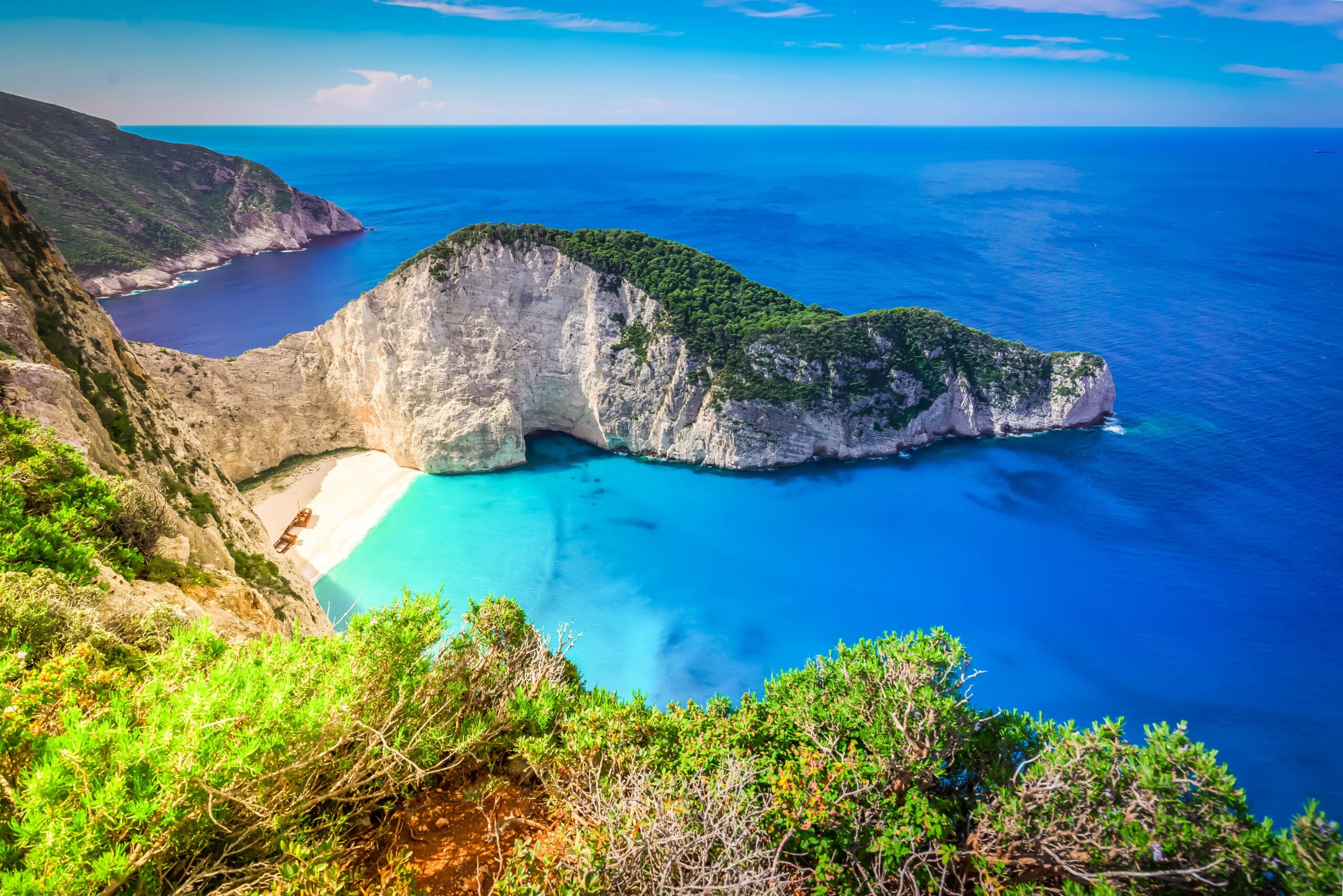 Plaja Navagio din Zakynthos rămâne închisă turiștilor până în octombrie 2026 din cauza riscului de prăbușiri de stânci