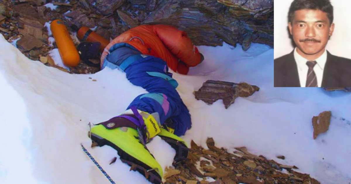 Cadavrul Green Boots pe Everest, lângă o stâncă