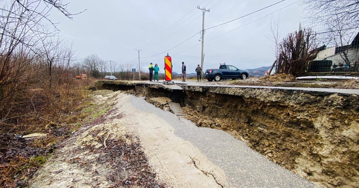 Ploi torențiale și inundații în 10 județe și București: 80 de gospodării izolate în Prahova