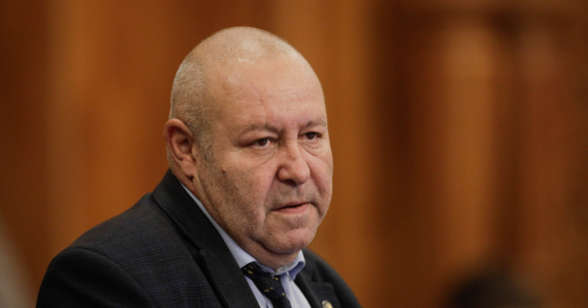 Senatorul PNL Daniel Fenechiu vorbind la Parlament