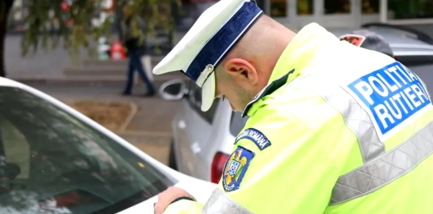 Mașină de poliție oprită în trafic