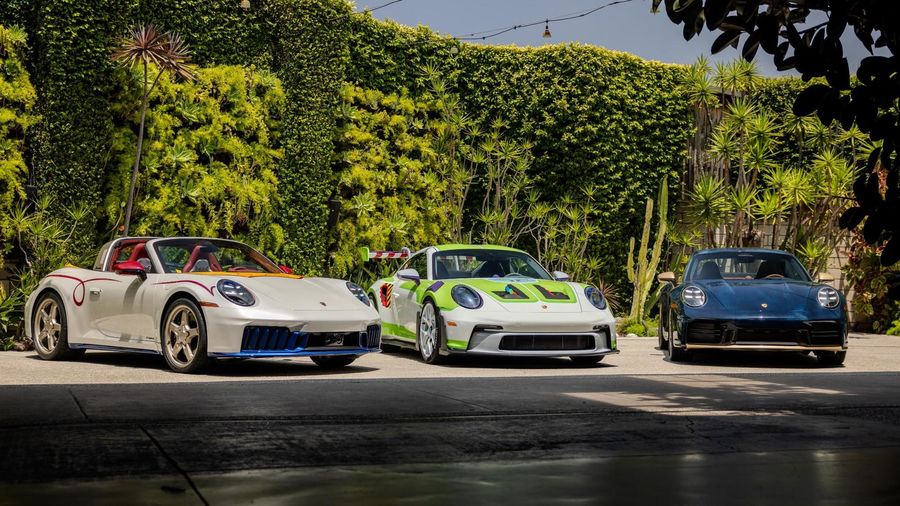 Trei Porsche 911 unice în culorile personajelor Toy Story: Woody, Jessie și Buzz Lightyear