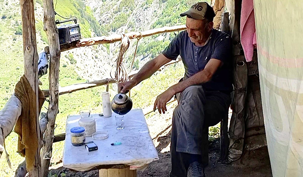 İbrahim Aydemir pe muntele Keșiș, lângă cabana sa improvizată