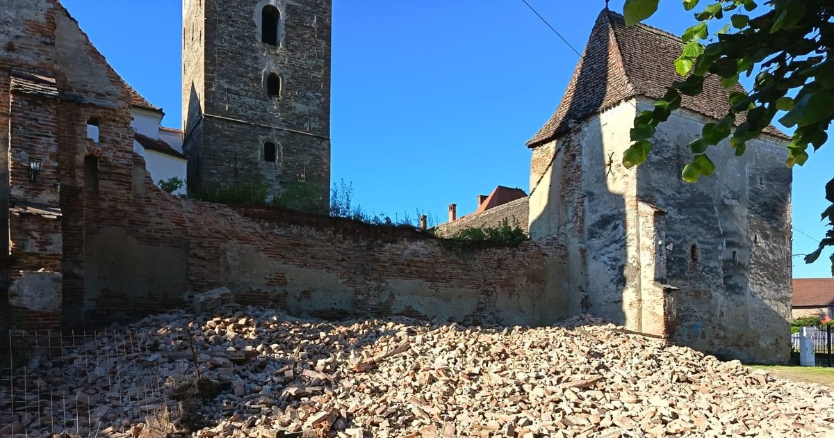 Zid prăbușit al Bisericii Fortificate din Moșna, județul Sibiu