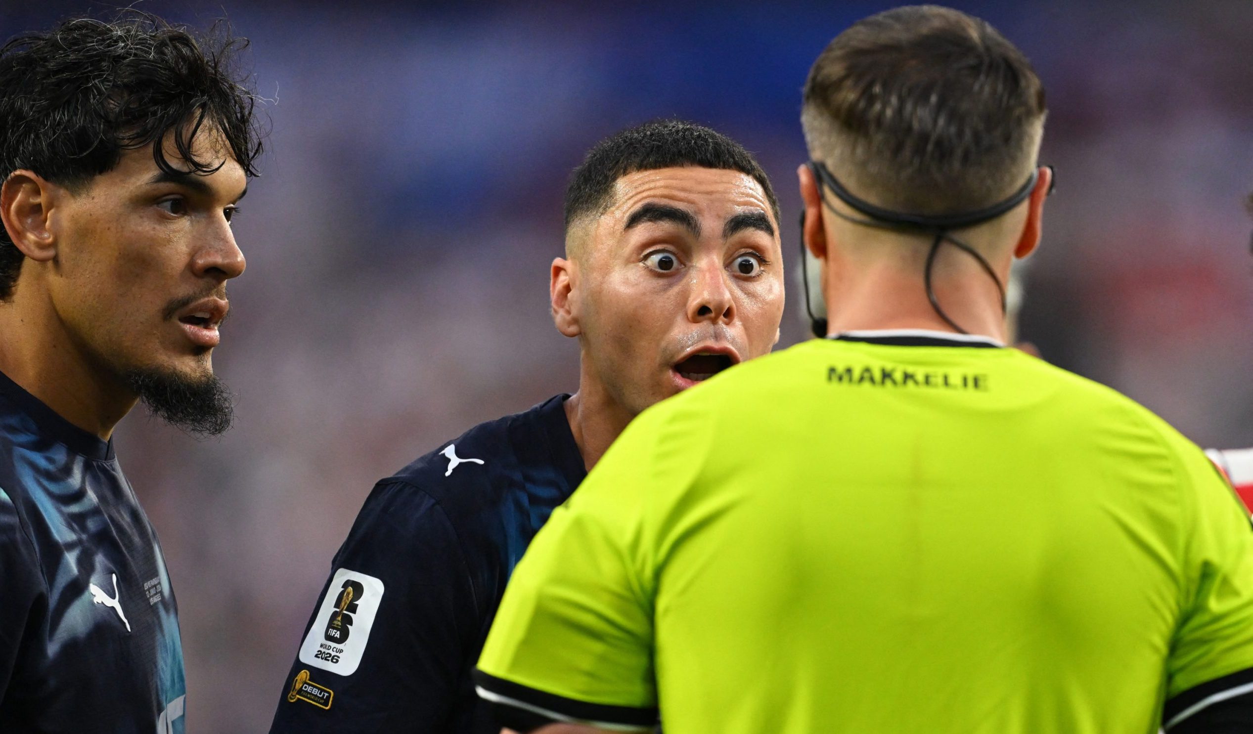 Arbitrul Danny Makkelie verifică monitorul VAR în meciul SUA - Paraguay