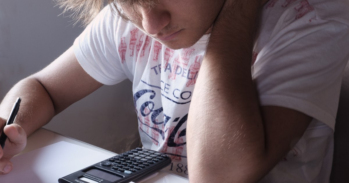 Elevi în timpul unui examen, cu emoții și stres