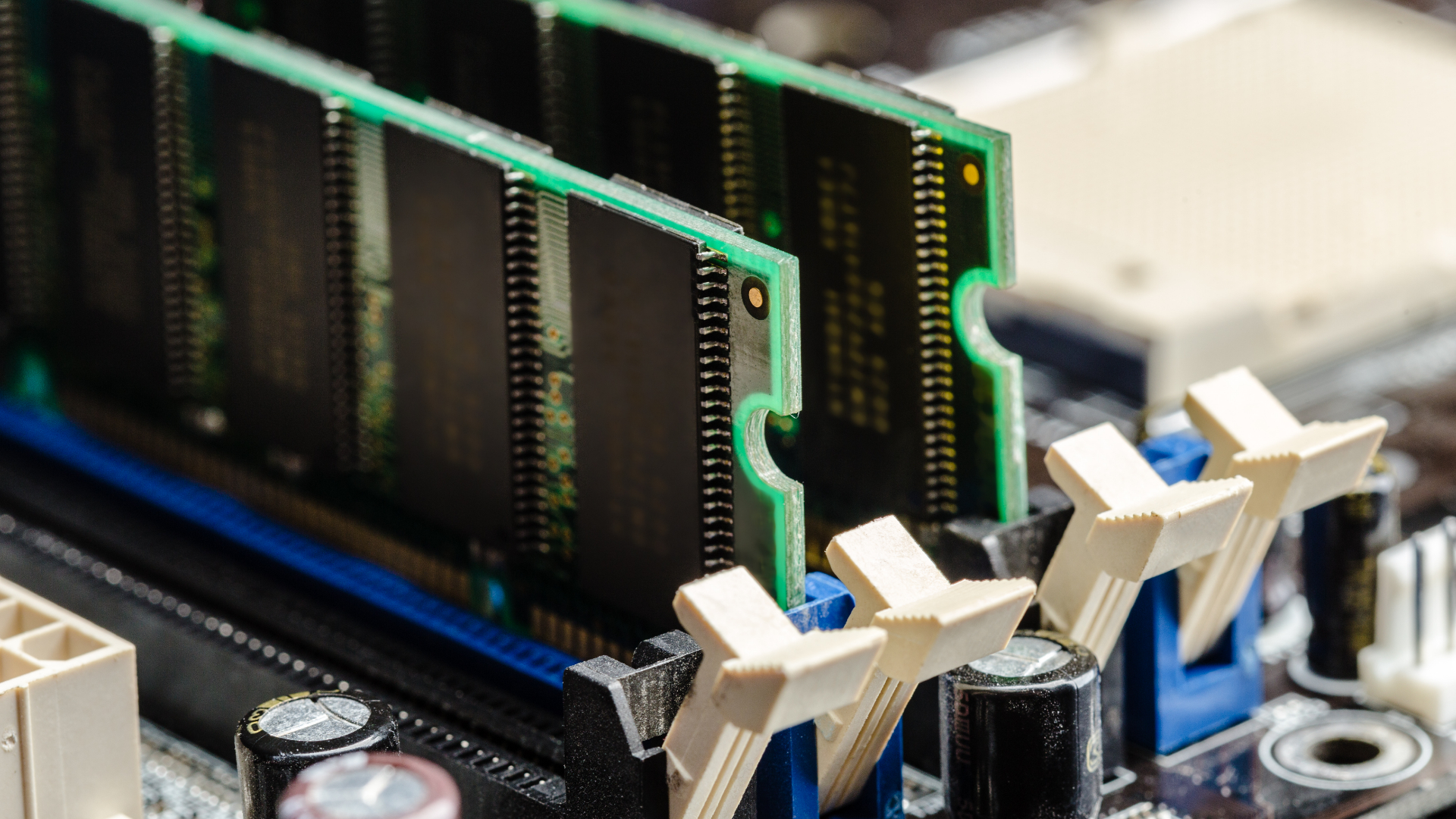 Prețurile memoriilor DDR2 și DDR3 cresc cu până la 60% în 2026, pe fondul crizei DRAM