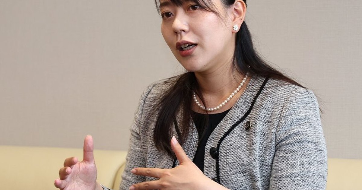 Shoko Kawata, primărița orașului Yawata din Japonia, în timpul unei conferințe de presă