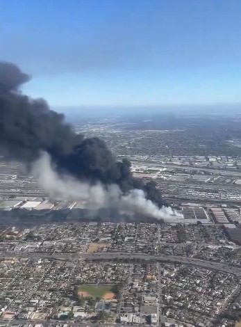 Incendiu la un depozit în Los Angeles