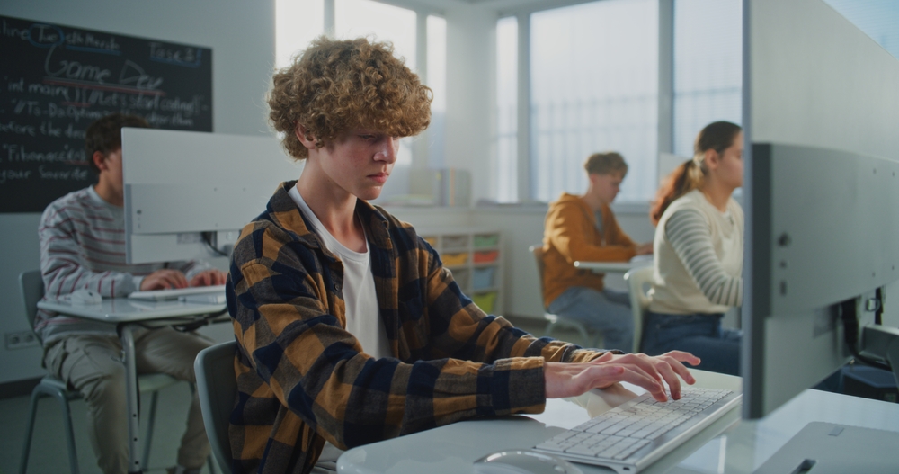 Elevi la calculator în timpul probei de competențe digitale la Bacalaureat