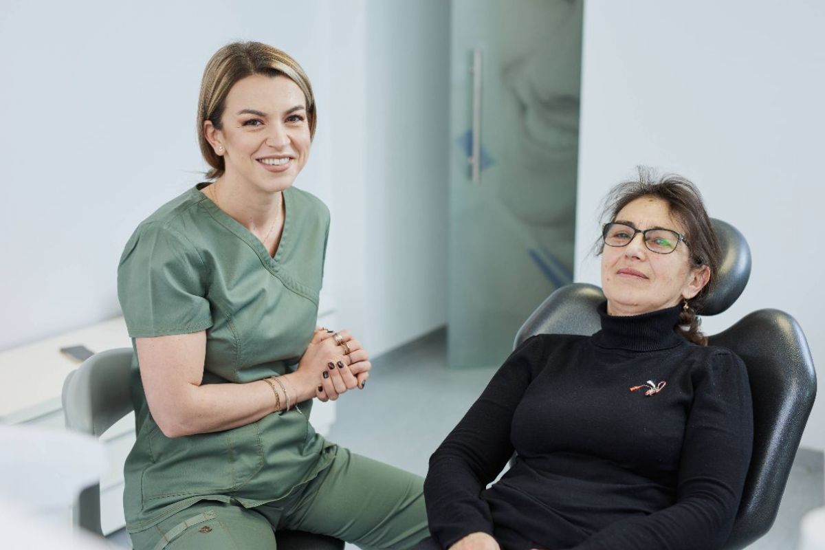 Probleme dentare la menopauză: uscăciune bucală, gingii inflamate și pierderea densității osoase. Cum le prevenim