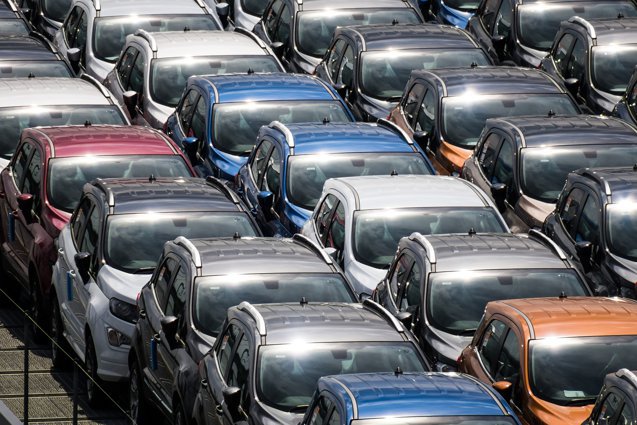 Linie de producție auto în fabrică