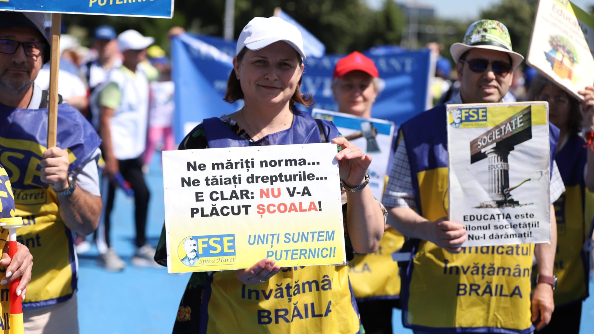 Profesorii protestează la Parlament: peste 160.000 de semnături împotriva măsurilor de austeritate