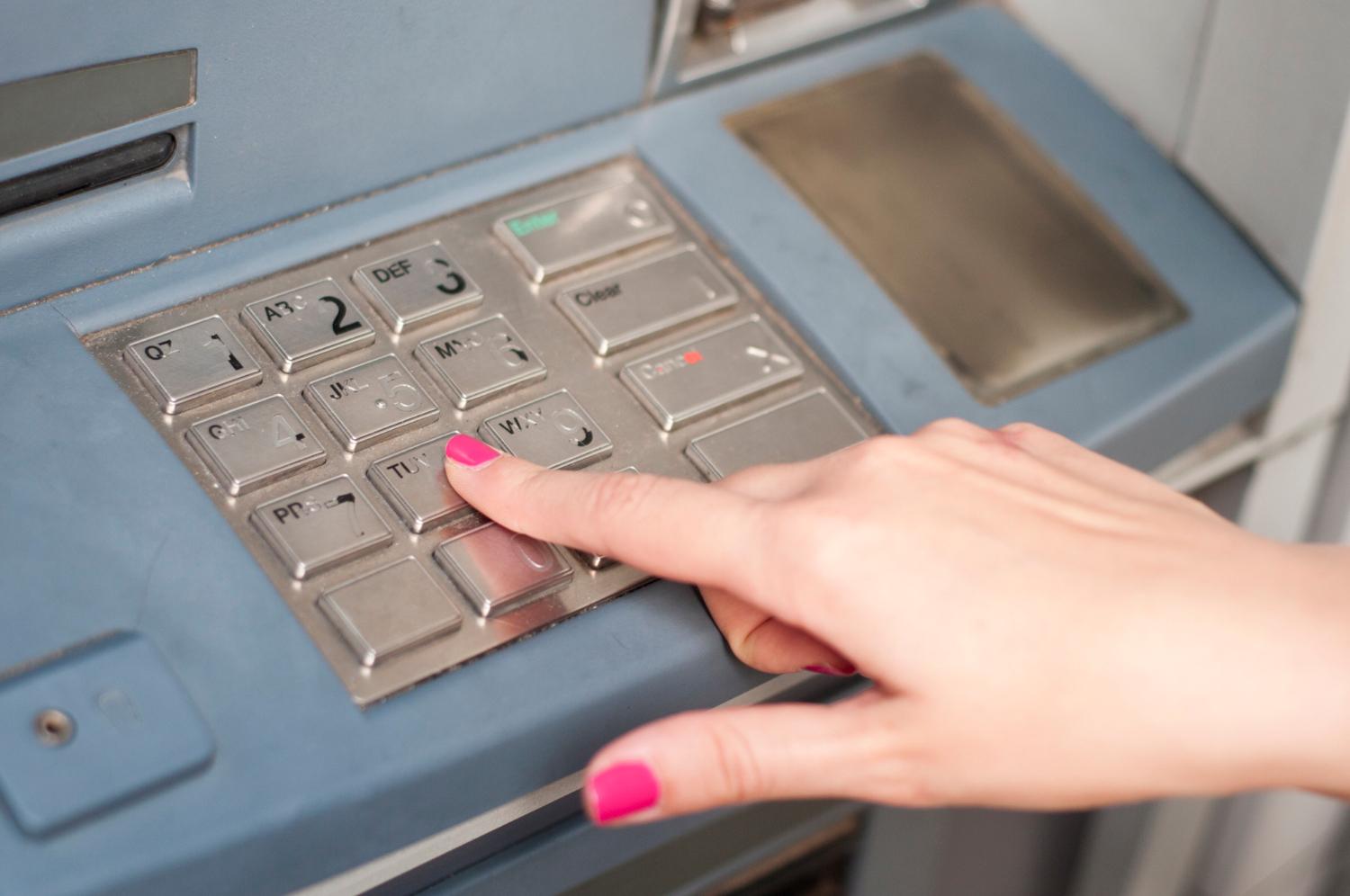 Proiect de lege: retragerea sumei exacte la orice bancomat, obligatorie pentru bănci