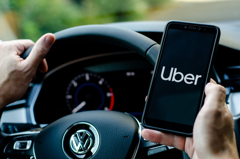 Șoferi Uber și Bolt în trafic
