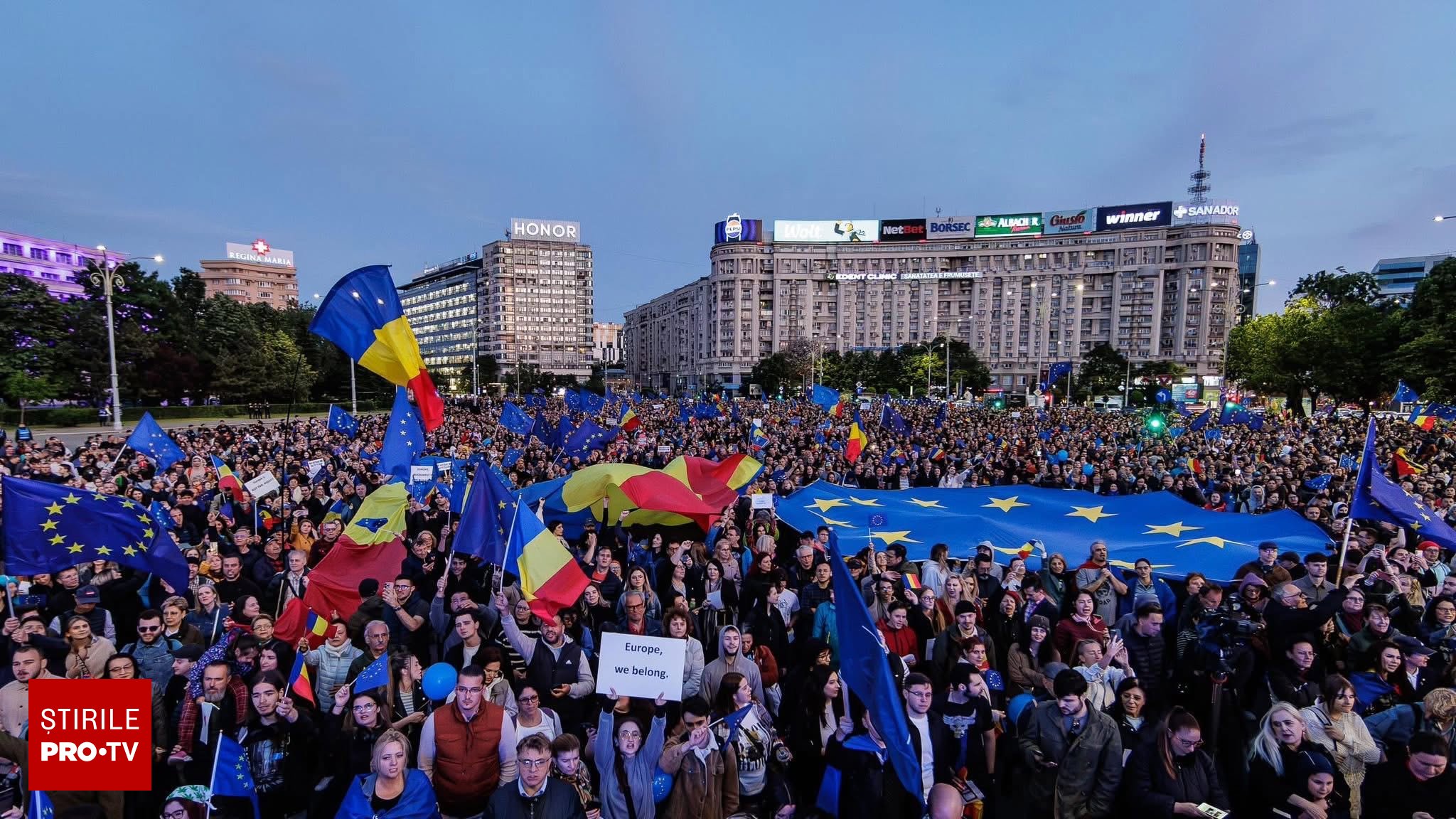 Manifestanți în Piața Victoriei la un protest pentru democrație