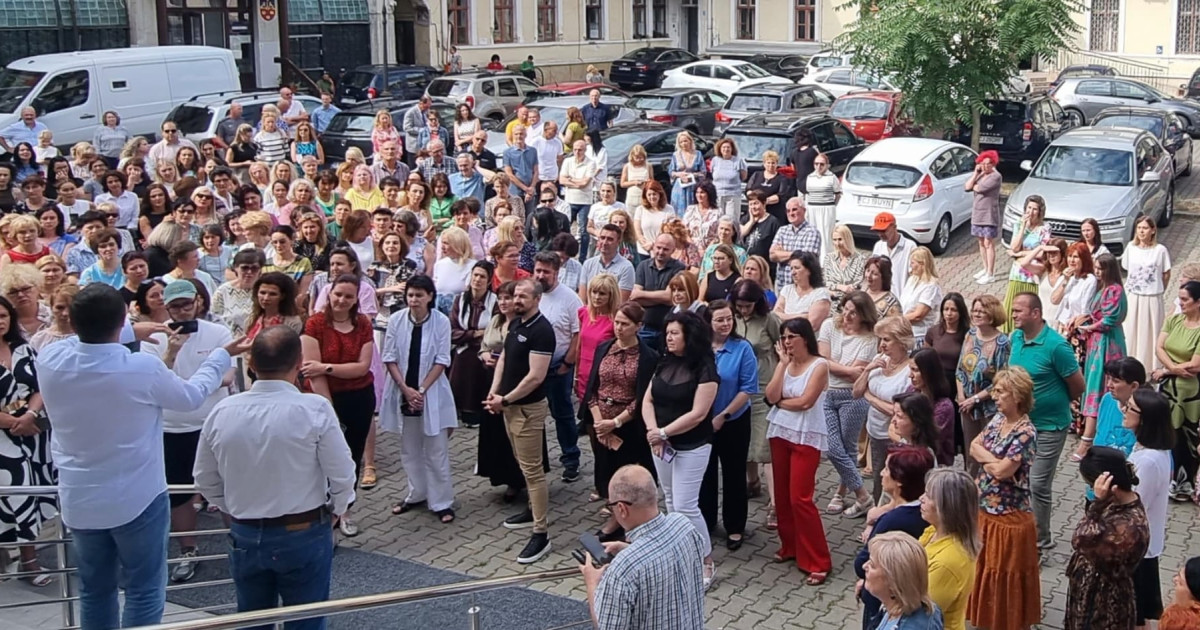 Angajați ai Ministerului Finanțelor și ANAF protestează în fața instituției, nemulțumiți de legea salarizării