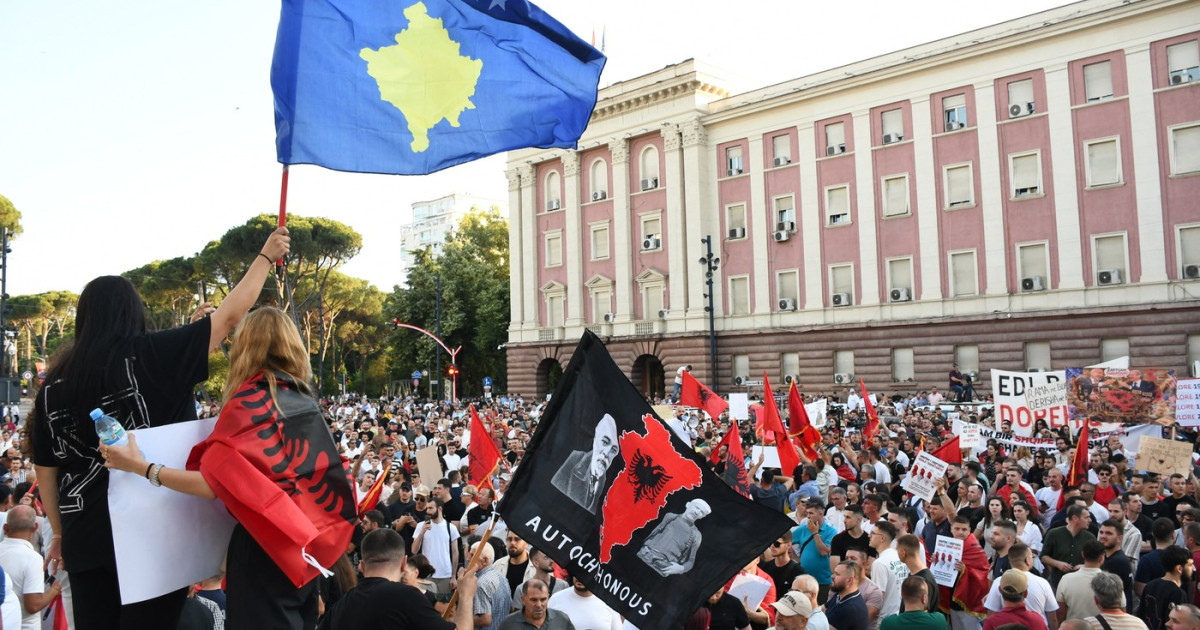 Protestatari în Albania fluturând flamingo gonflabile împotriva complexului turistic Kushner