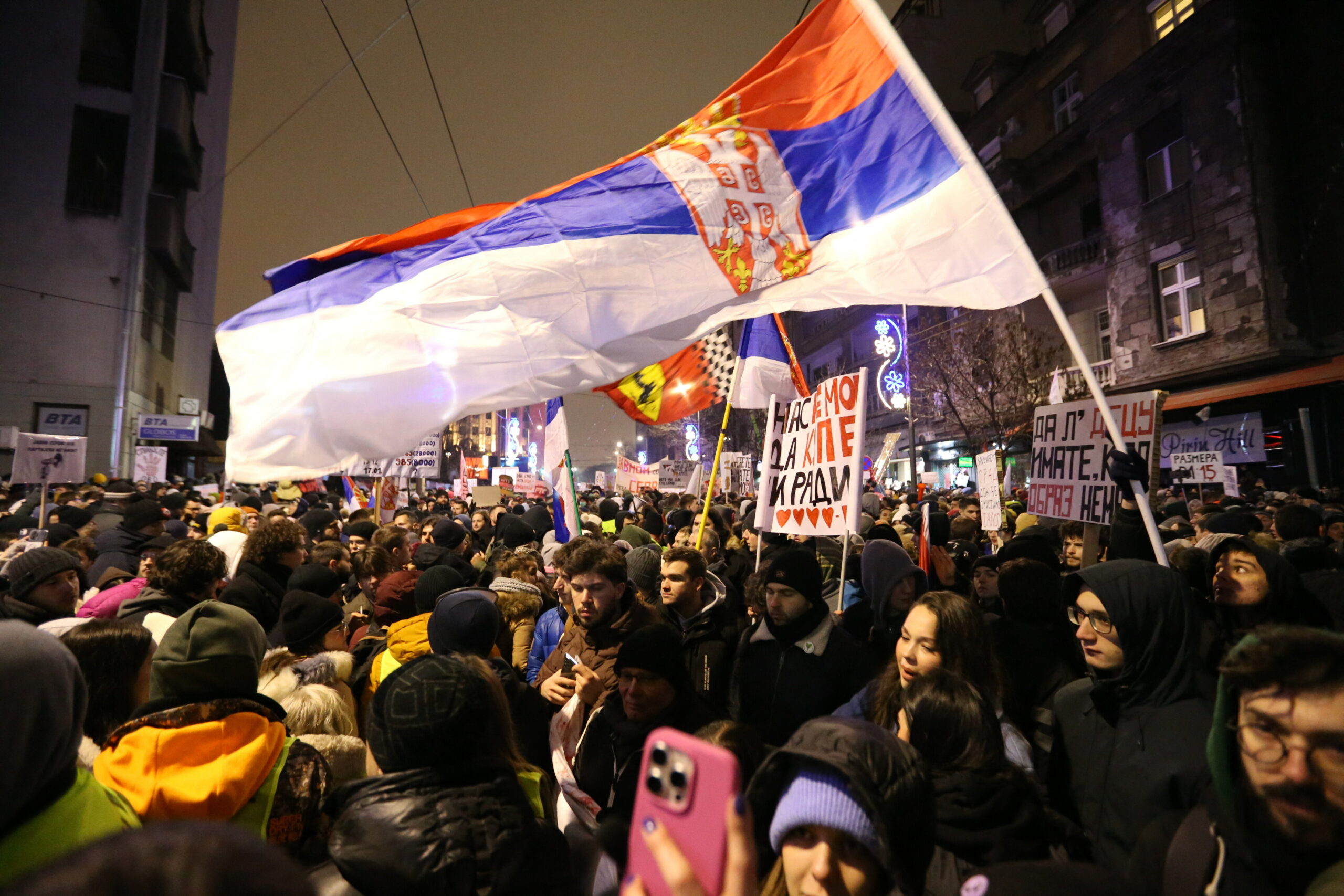 Protest în Serbia cu mulțime de oameni și pancarte