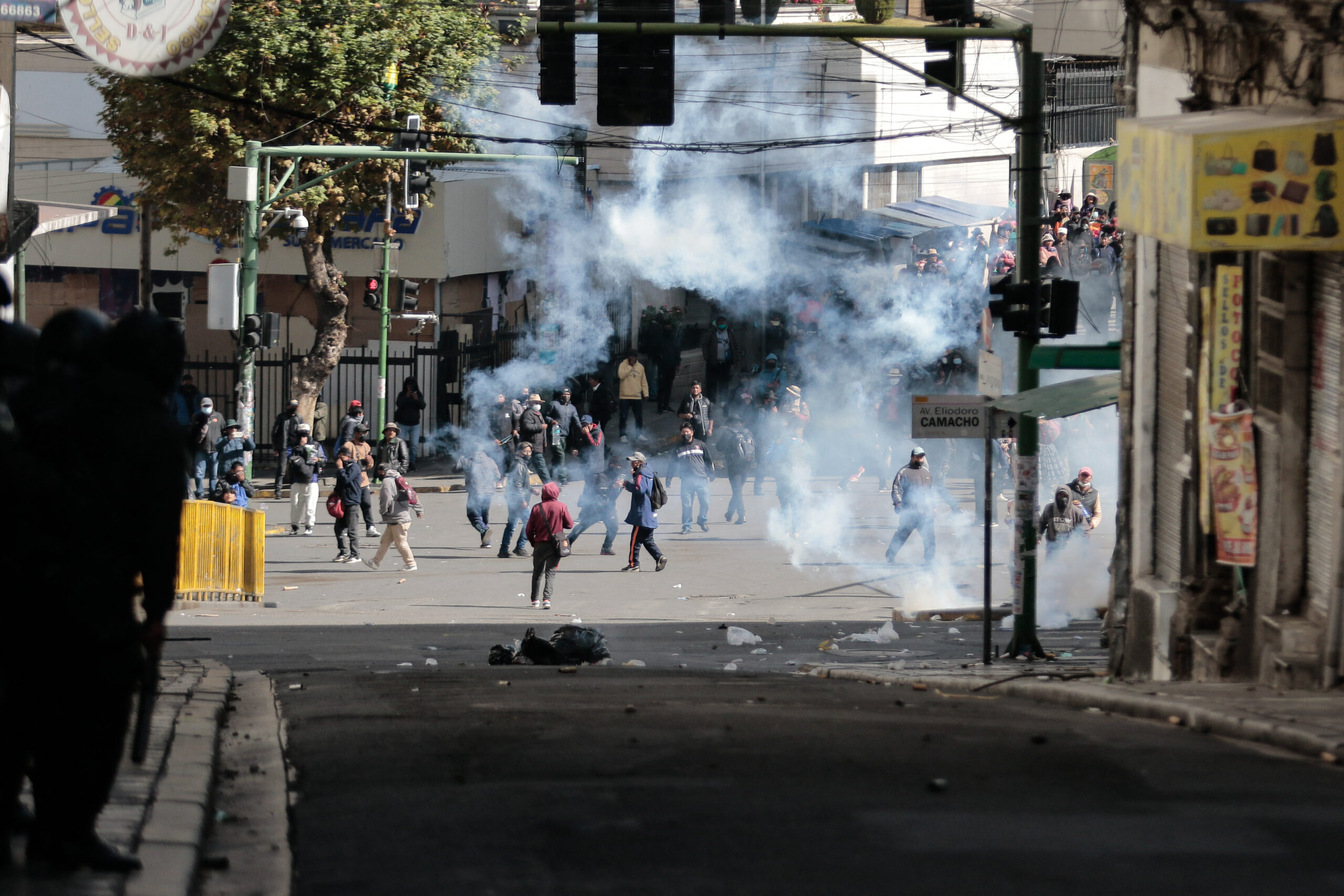Protestatari în Bolivia aruncă cu pietre spre poliție, în timp ce gaze lacrimogene sunt folosite pentru dispersare