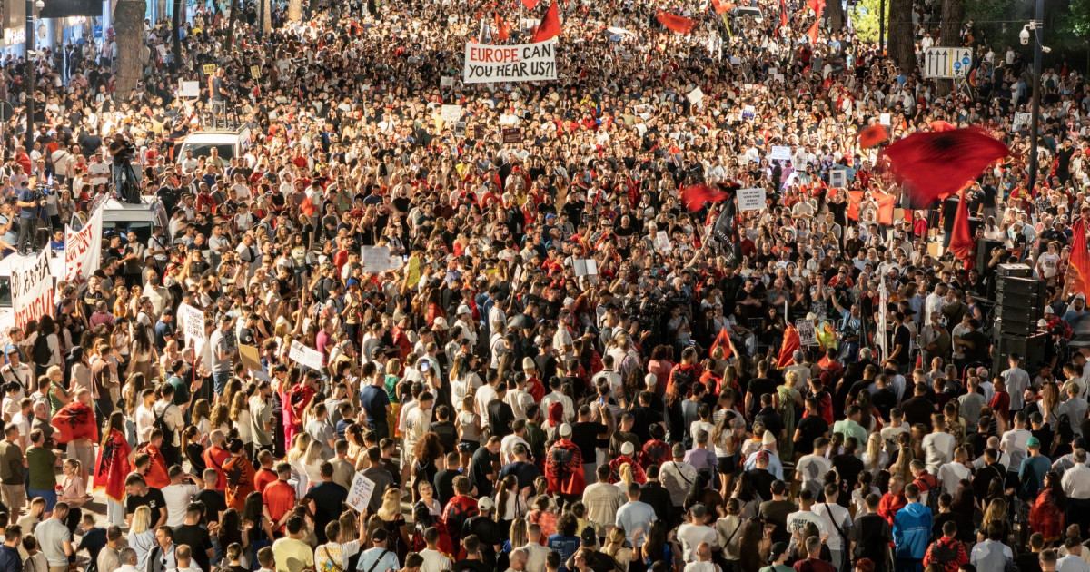 Protestatari în Albania cu pancarte împotriva complexului turistic de lux