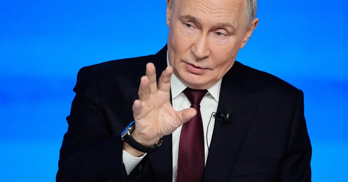 Vladimir Putin semnând o lege
