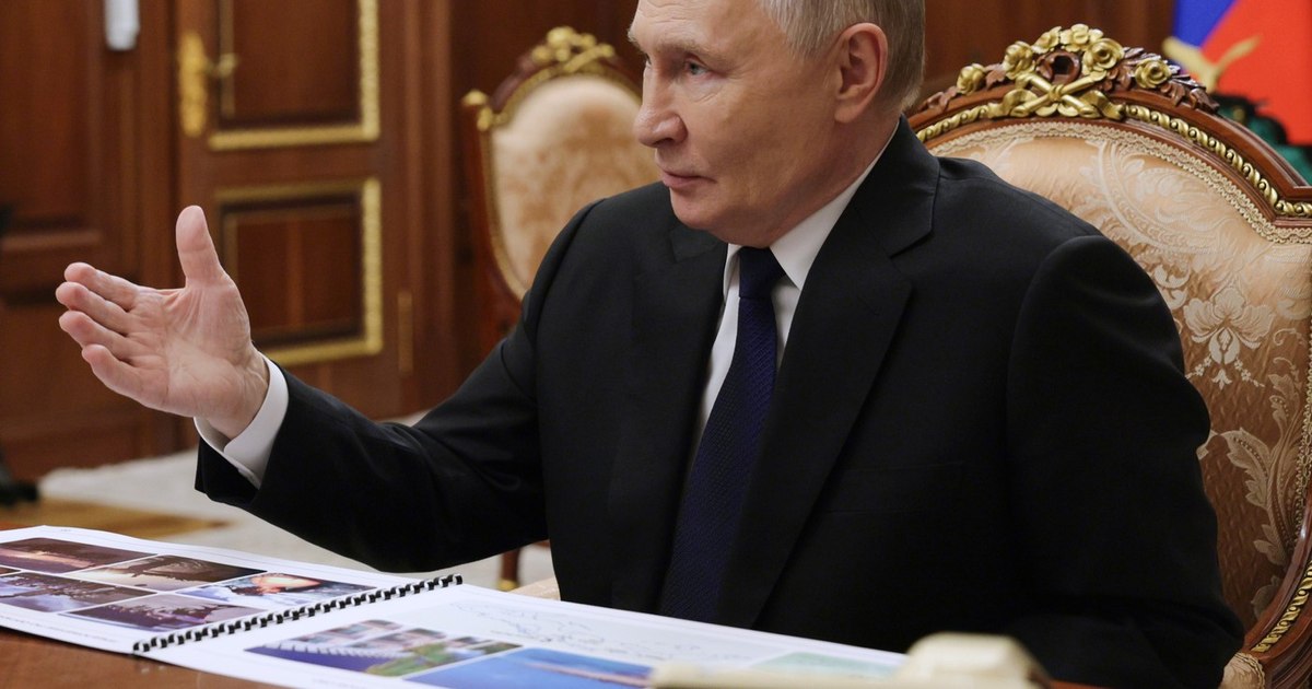 Vladimir Putin semnând un decret privind alegerile legislative