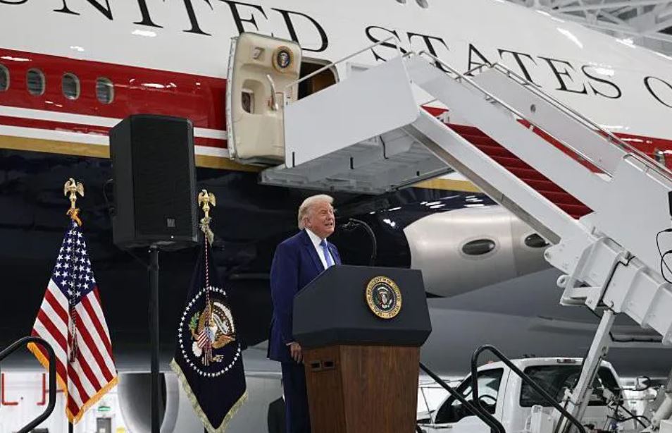 Boeing 747 vopsit în culorile roșu, alb, albastru închis și auriu, noul avion prezidențial oferit de Qatar lui Trump