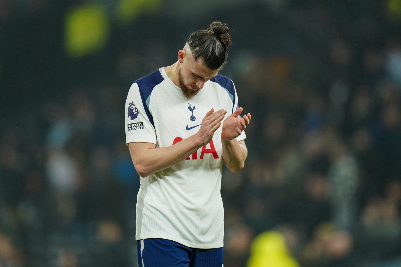 Radu Drăgușin în timpul unui meci pentru Tottenham