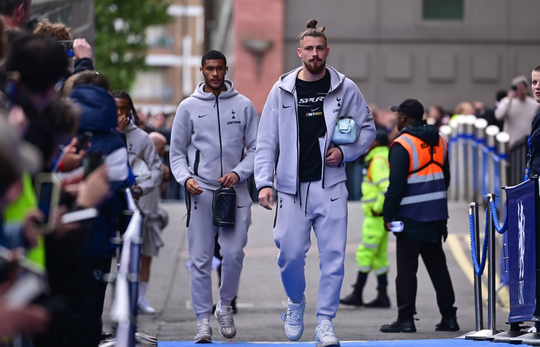 Radu Drăgușin în acțiune pentru Tottenham
