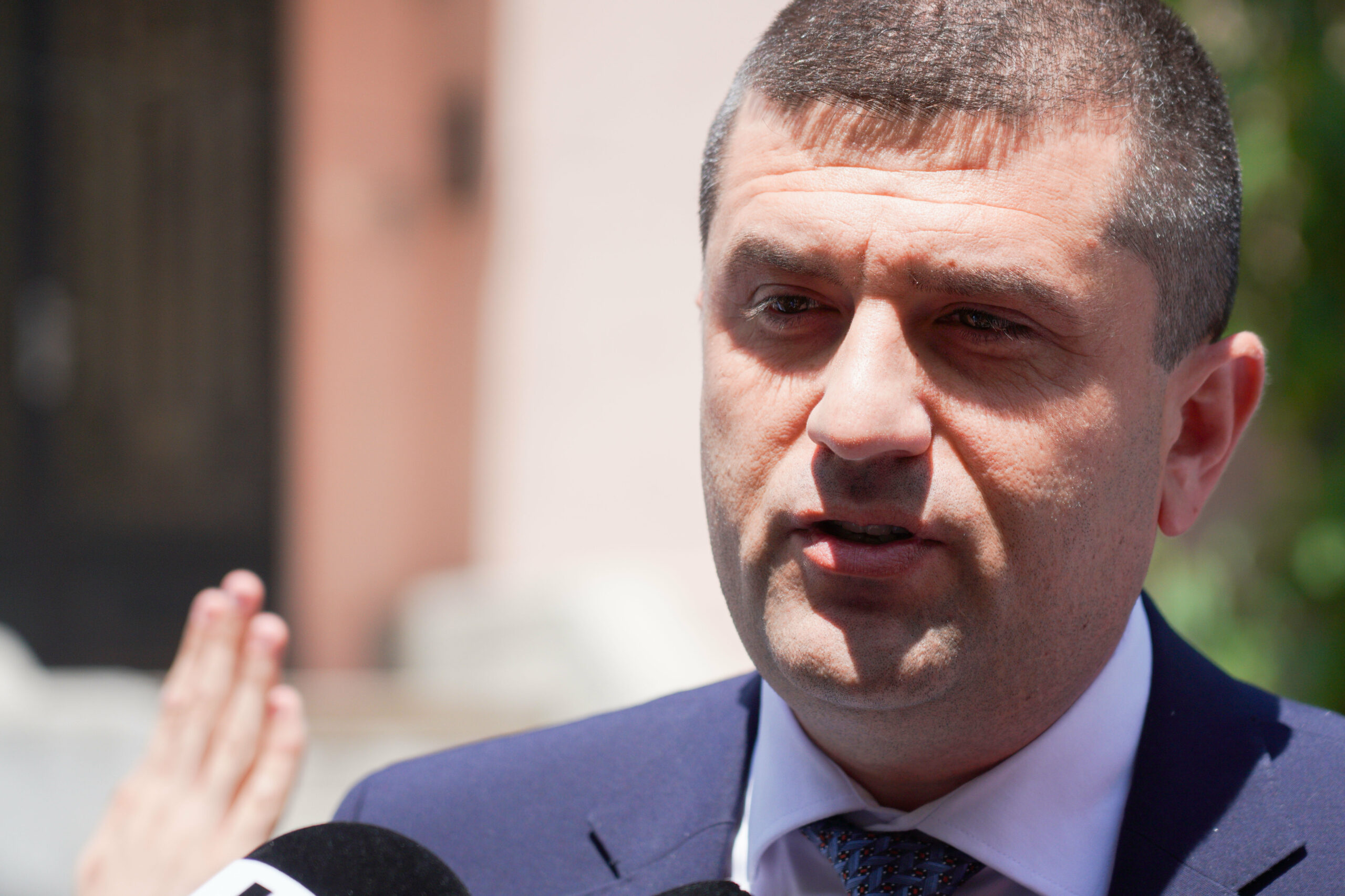 Radu Miruță, ministrul interimar al Apărării, vorbind la microfon