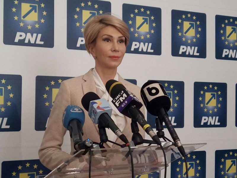 Raluca Turcan vorbind la un microfon