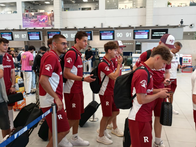 Lotul Rapidului pe aeroportul Otopeni înainte de plecarea în cantonamentul din Austria
