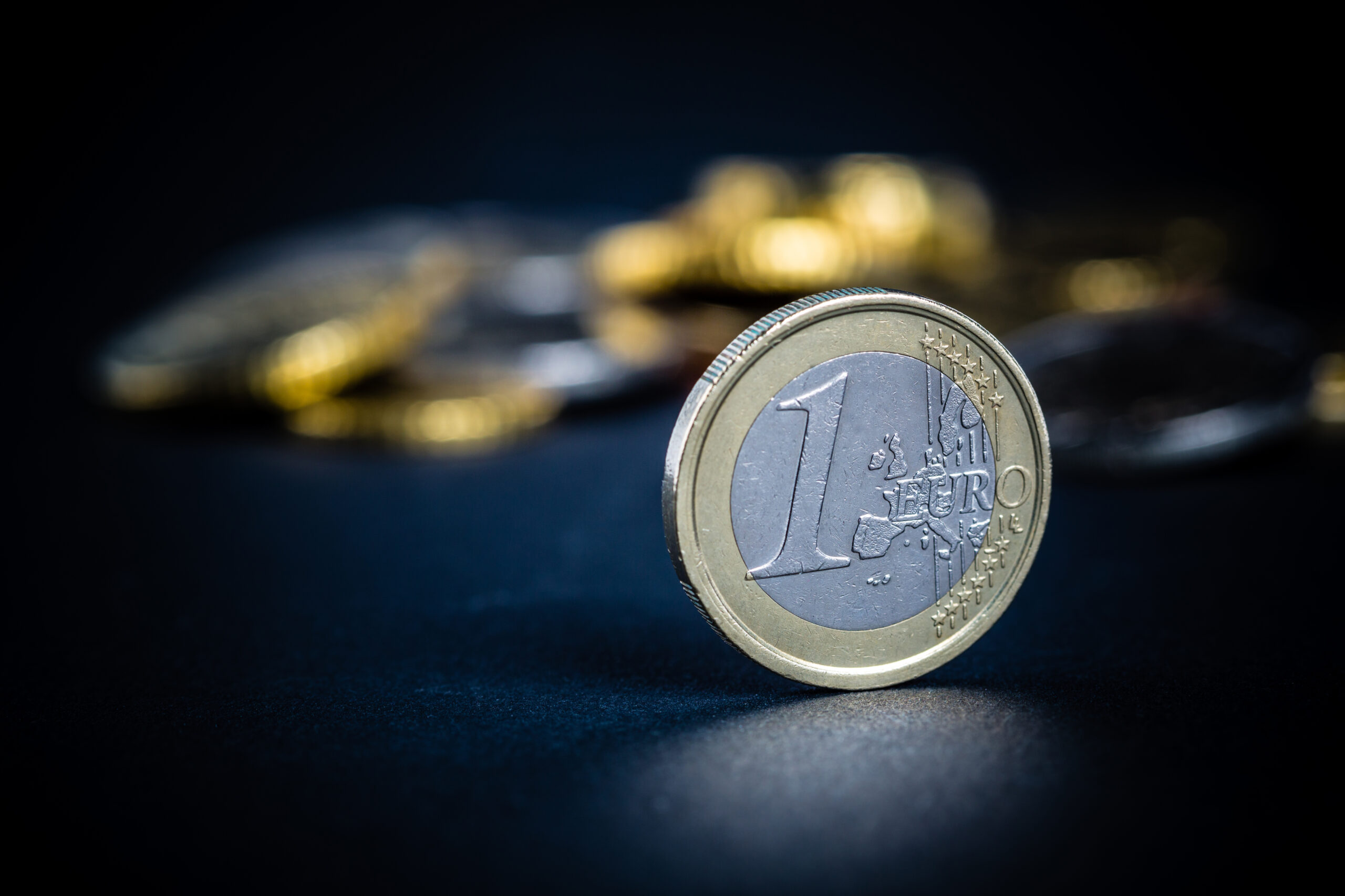 Raport al Comisiei Europene: România nu îndeplinește condițiile pentru adoptarea monedei euro în 2026