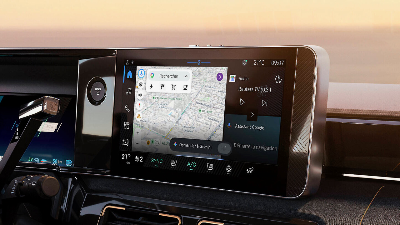 Interior mașină Renault cu asistentul Google Gemini activat pe ecranul sistemului multimedia