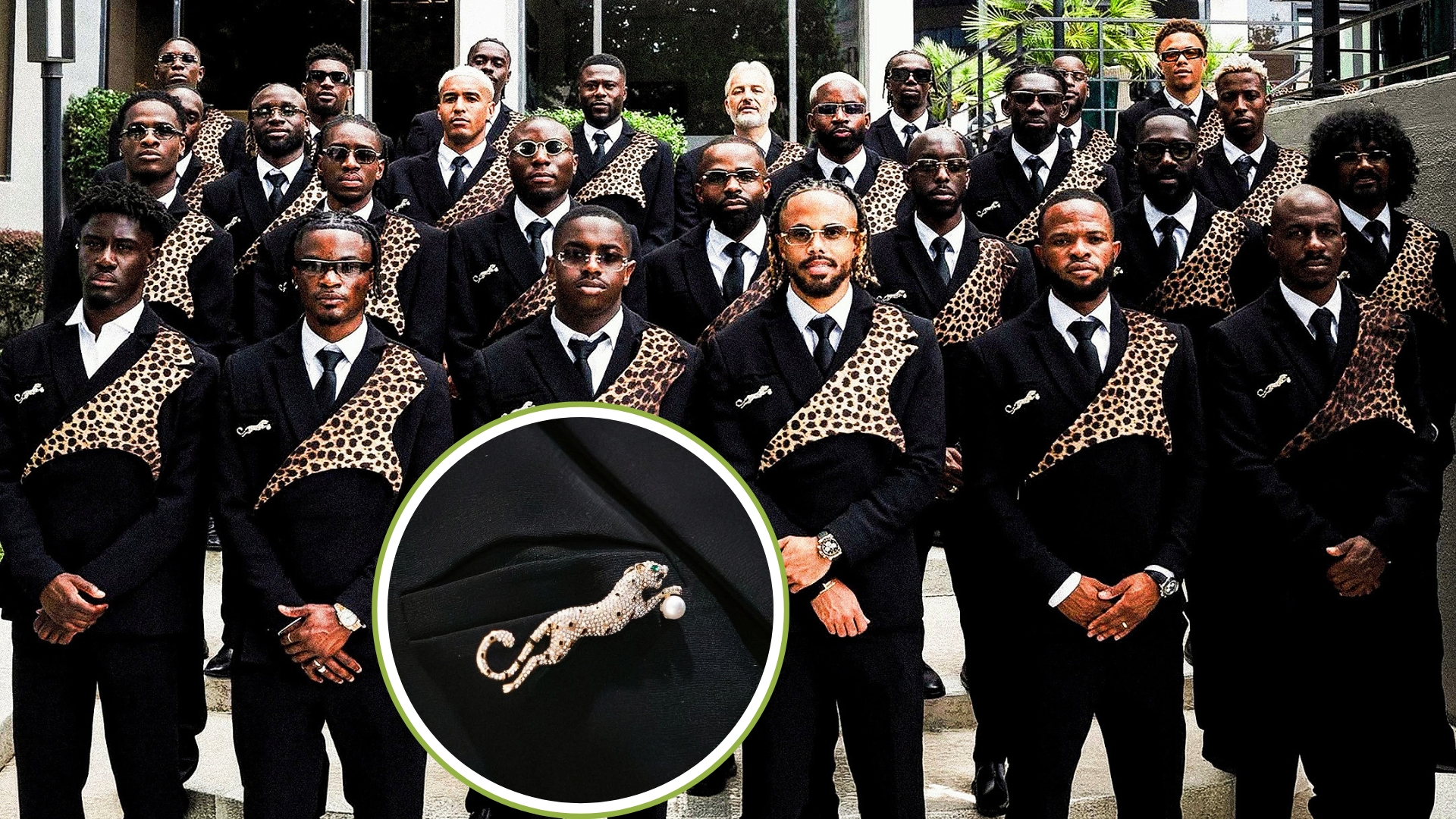 Jucătorii naționalei Republicii Democrate Congo în costume negre cu imprimeu de leopard pe aeroportul din Houston