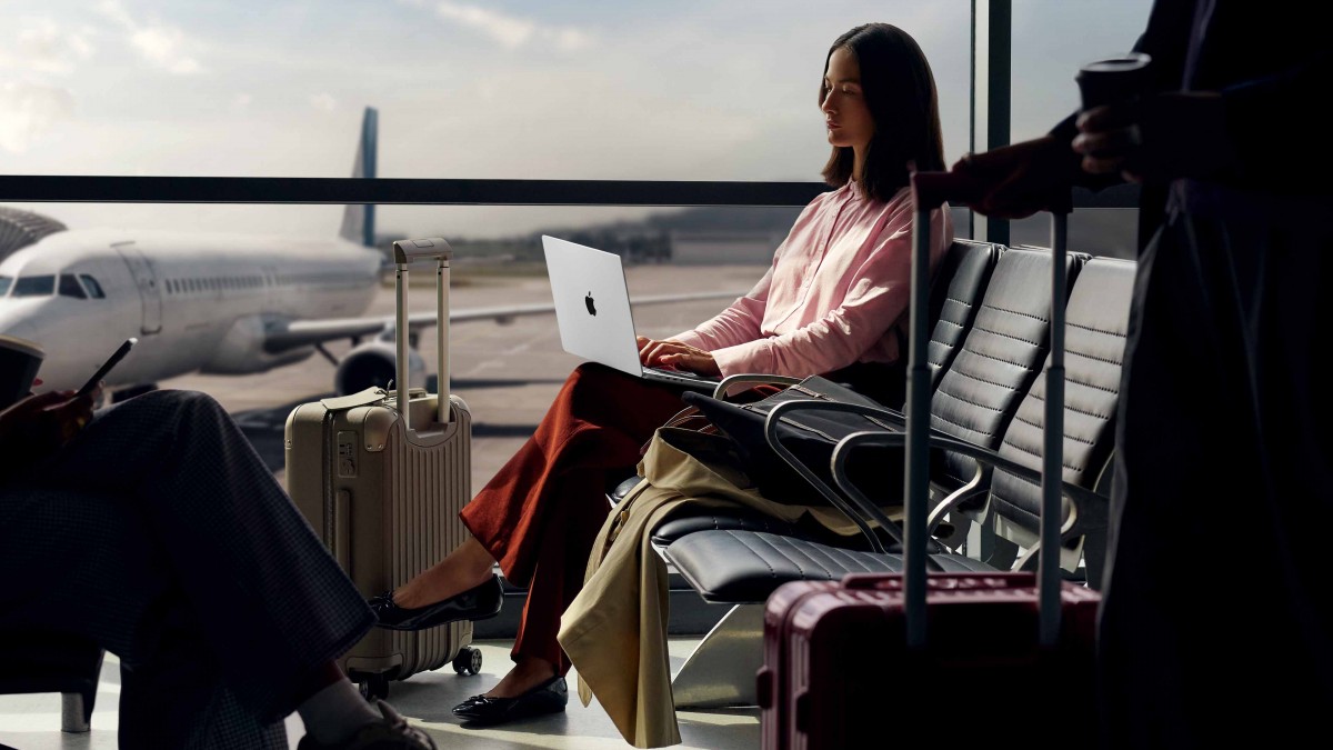 MacBook Pro pe o masă, cu logo Apple vizibil