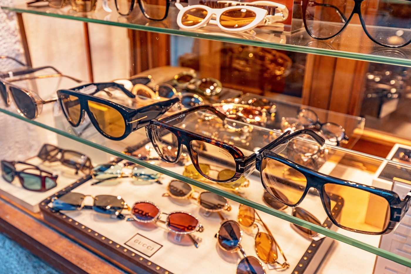 Ochelari de soare de lux într-un magazin online