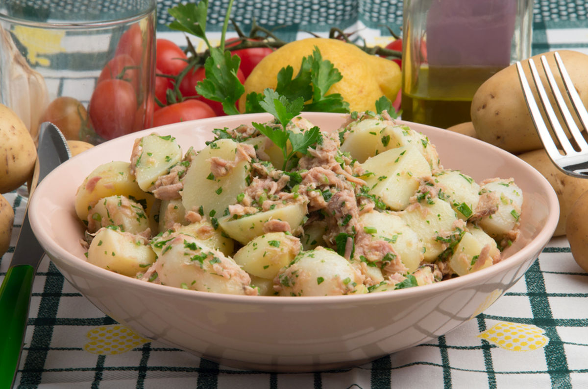 Rețetă rapidă: Salată caldă de cartofi noi cu anșoa, un preparat delicios