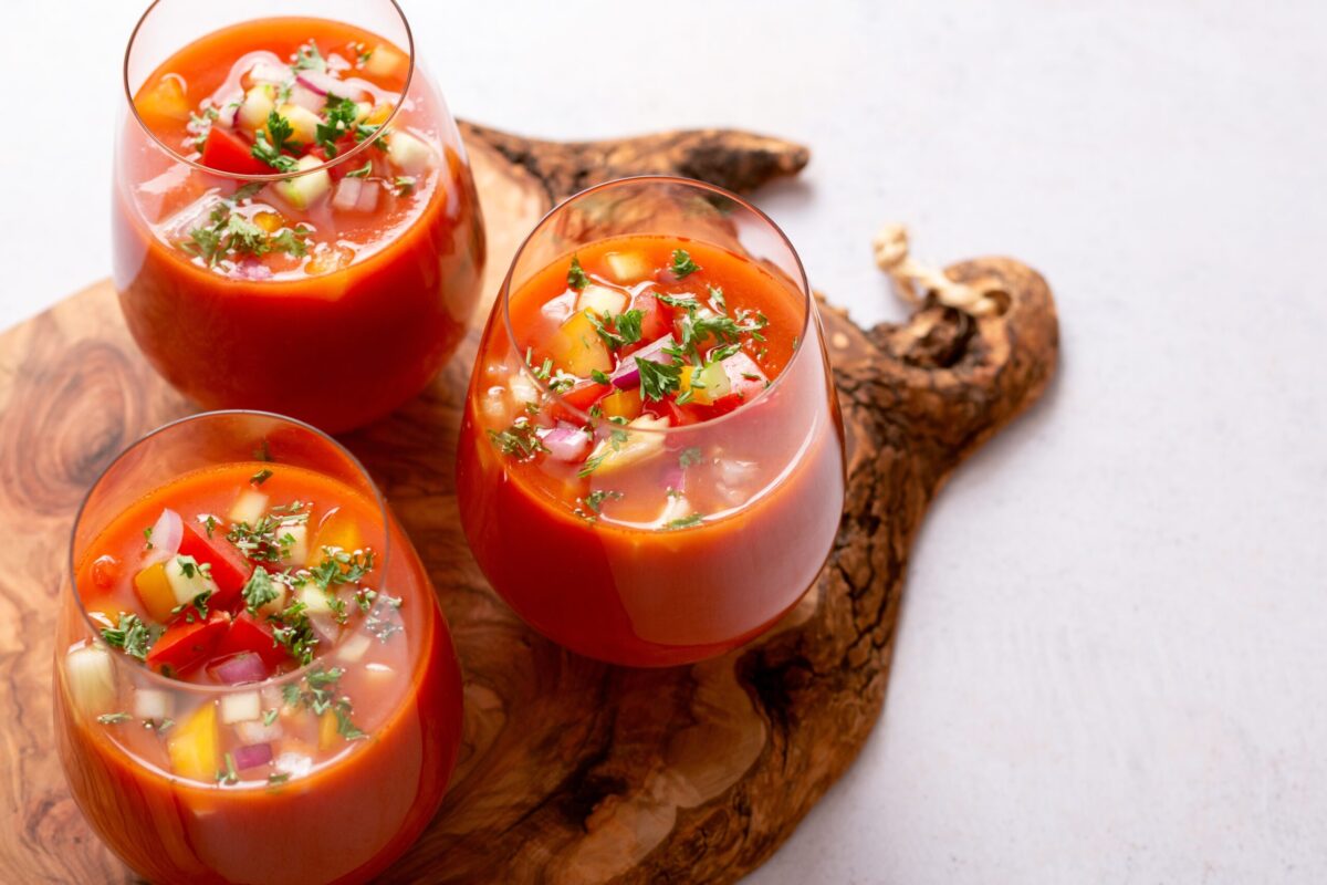 Rețetă simplă de gazpacho: supă rece vegană, gata în 10 minute