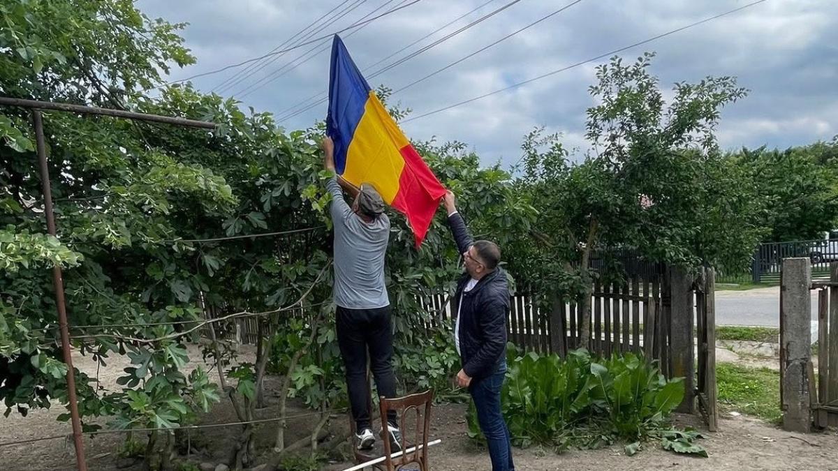 Robert Cazanciuc, mesaj de Ziua Drapelului: Patriotismul se simte în bătăturile oamenilor care își ridică steagul în curte